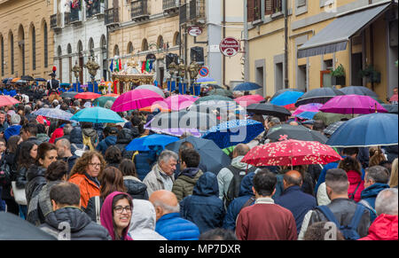 CAGLIARI, Italie - 1 mai 2018 : La célèbre fête de Sant'Efisio en Sardaigne.pèlerins durant la procession religieuse Banque D'Images