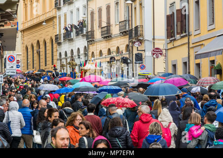 CAGLIARI, Italie - 1 mai 2018 : La célèbre fête de Sant'Efisio en Sardaigne.pèlerins durant la procession religieuse Banque D'Images