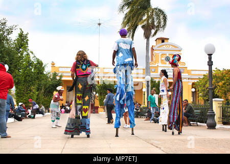 TRINIDAD CUBA -14 janvier:cubains colorés filles et garçons dansent sur pilotis et divertir les touristes sur la place Cespedes.Ce groupe de salsa est un jour tou Banque D'Images