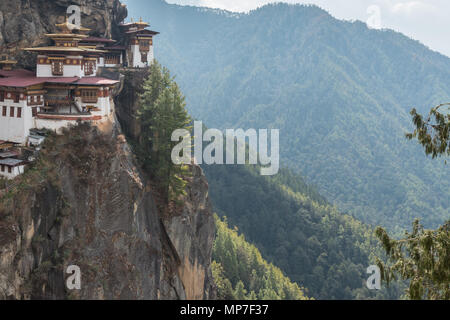 Tiger's Nest (Paro Taktsang), un monastère bouddhiste perché au sommet d'une falaise près de Paro, Bhoutan. Banque D'Images