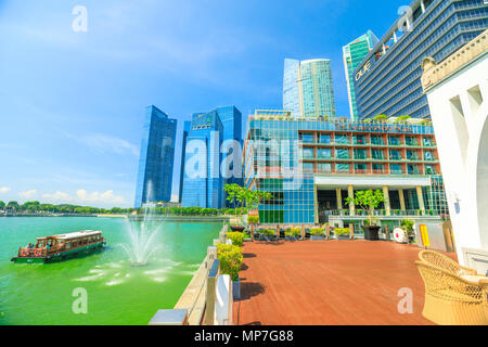 Singapour - le 28 avril 2018 : belle vue de Fullerton Bay Hotel à cinq étoiles de luxe, quartier des affaires de Singapour des gratte-ciel et bateaux de touristes le long de la promenade de la baie de Plaisance dans une journée ensoleillée, ciel bleu. Banque D'Images