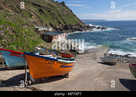 Bateaux de pêche sur la cale de halage de Priest's Cove, Cape Cornwall, UK Banque D'Images