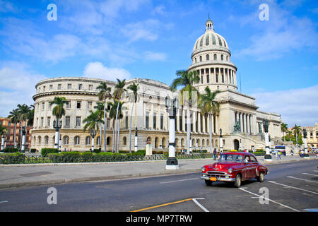 Classic cars devant le Capitole de La Havane.cubains garder des milliers d'entre eux fonctionnant même lorsque les parties n'ont pas été faits pendant des décennies et ils ont devenir Banque D'Images