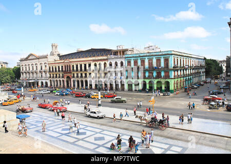 La HAVANE-FÉVRIER 3:Les touristes en Prado st. le 3 février 2010 , La Havane, Cuba. Avec son atmosphère particulière, La Havane est la destination de plus de 1 mil Banque D'Images