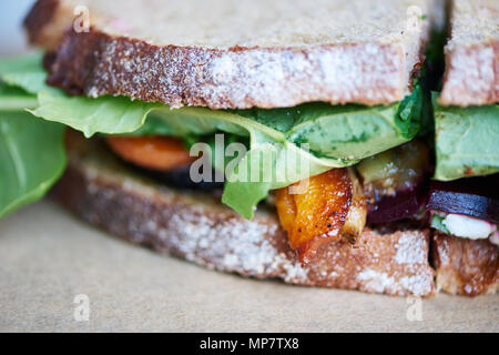 Sandwich de légumes Gourmet reposant sur une table en bois Banque D'Images