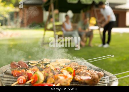 Partie de barbecue - plats délicieux sur le grill Banque D'Images