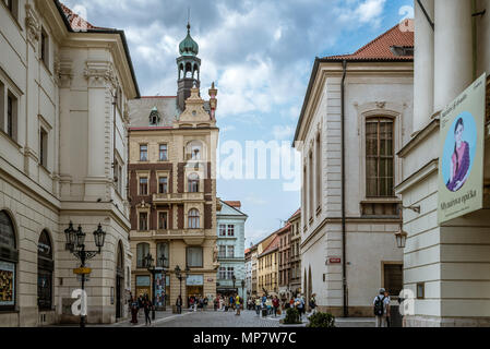 Prague, République tchèque - Le 21 août 2017 : Vue sur rue et immeubles de centre-ville historique contre le ciel Banque D'Images