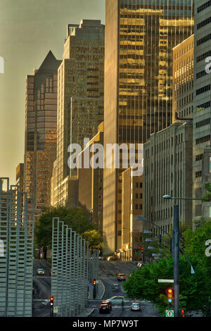 Montréal, Canada, 20 Mai,2018.Coucher de soleil sur une rangée de pylônes sur le Boulevard Robert-Bourassa.Credit:Mario Beauregard/Alamy Live News Banque D'Images