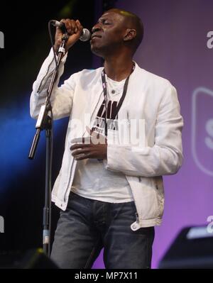 Liverpool, UK, Lighthouse Family singer tunde-baiyewu fonctionne à la radio sur le front lisse Ian crédit Fairbrother/Alamy Banque D'Images