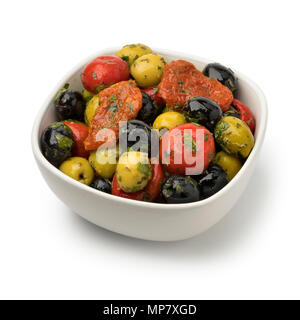 Bol d'olives vertes et noires, poivrons et tomates isolé sur fond blanc Banque D'Images