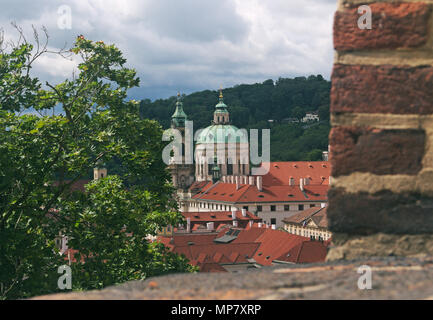 Vue sur de l'église Saint-Nicolas du Château de Prague, République Tchèque Prague Banque D'Images