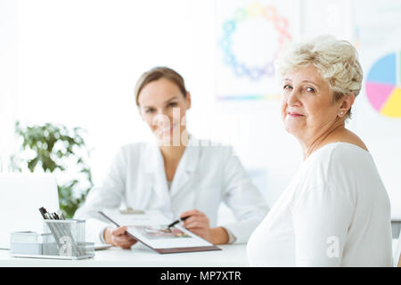 Smiling diabetic obtient un plan personnalisé de régime de nutritionniste professionnelle. Concept de consultation diététique Banque D'Images