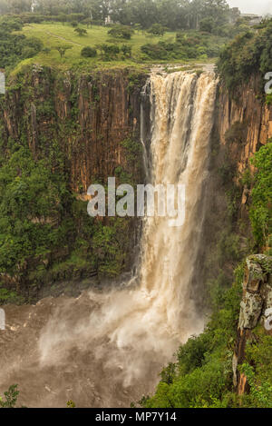 La rivière Umgeni inondées 95 m en bas de la plonge Howick Falls, dans la région de Howick, dans le Kwazulu-Natal Midlands Meander Banque D'Images