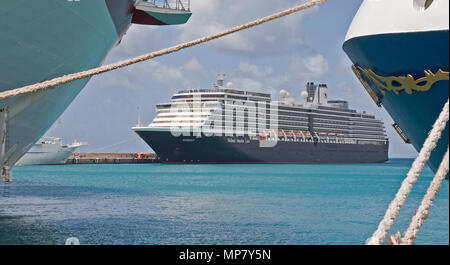 21 février 2015- Bridgetown, Barbade : Le navire de croisière Holland America ms Noordam est situé à port de la Barbade, encadrée par d'autres navires de croisière Banque D'Images