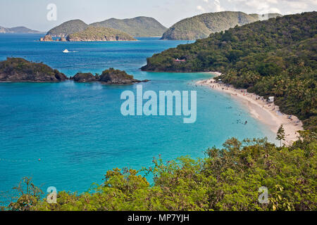 24 février 2015- St John, îles Vierges américaines- touristes et habitants nager et bronzer sur une chaude journée sur la plage de Trunk Bay dans les Caraïbes Banque D'Images