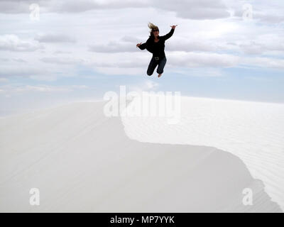 Woman in White Sands National Monument, Nouveau-Mexique, États-Unis Banque D'Images