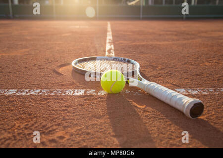 Close-up raquette de tennis et la balle placée sur le sol de la cour. Banque D'Images
