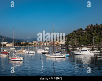 Bateaux dans Baia delle Favole en face de Sestri Levante sur une journée ensoleillée Banque D'Images