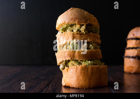 Panettone Sandwich avec salade d'avocats. Restauration rapide. Banque D'Images