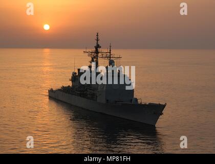 La Marine américaine de classe Ticonderoga croiseur lance-missiles USS Vicksburg cuit en cours au lever du soleil le 8 novembre 2004 dans le golfe Arabo-Persique. (Photo de Michael Sandberg par Planetpix) Banque D'Images