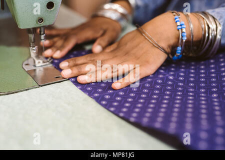 Libre d'une couture couturière chiffon avec sa machine à coudre Banque D'Images