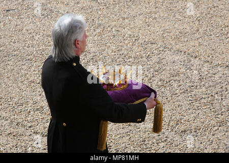 Bruno Peek OBE MVO RPT, Pageant maître de l'QueenÕs les balises du Jubilé de diamant, remettra à la garde de la Tour de Londres le Jubilé de diamant de cristal, où Sa Majesté la Reine va utiliser pour allumer les gyrophares national le lundi 4 juin dans le cadre de la célébration du Jubilé de diamant 1 mai 2012 --- Image par © Paul Cunningham Banque D'Images