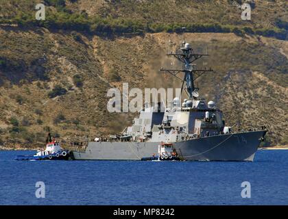 La Marine américaine de la classe Arleigh Burke destroyer lance-missiles USS McFaul transite par la baie de Souda, 11 août 2008 en Crète, Grèce. (Photo prise par Paul Farley par Planetpix) Banque D'Images