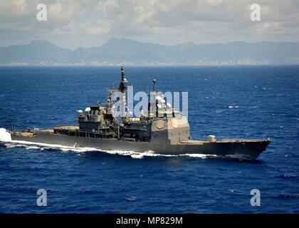 La Marine américaine de classe Ticonderoga croiseur lance-missiles USS effluves de Chosin en cours le 26 mars 2012 dans l'océan Pacifique. (Photo de Daniel Barker par Planetpix) Banque D'Images