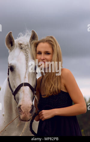 Fille Avec Cheval Blanc