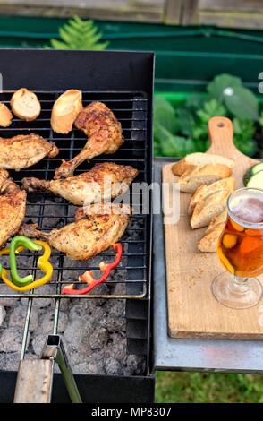 La nourriture bonne, la nutrition, l'art culinaire et un barbecue concept : Cuisse de poulet grillé et légumes sur un barbecue. Banque D'Images