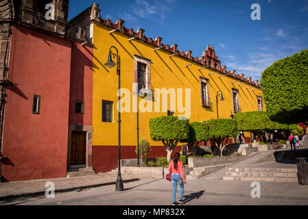 Plaza Civica de forme ronde avec des arbres et des édifices universitaires, San Miguel de Allende, une ville de l'ère coloniale, le centre du Mexique, région Bajío Banque D'Images