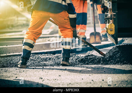 Le travail d'équipe, groupe de travailleurs sur une construction de routes, l'équipe de personnes au travail Banque D'Images