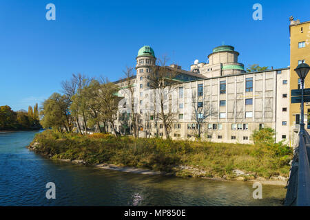 Munich, Allemagne - 20 octobre 2017 : Le bâtiment de l'allemand ou musée de la science et de la technologie, vu depuis le pont sur la rivière Banque D'Images