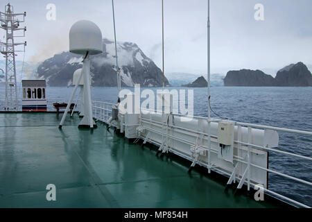 Montagnes et glaciar, vue d'un navire de croisière, l'Antarctique Banque D'Images