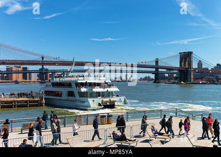 New York, USA - 25 Avril 2015 : les touristes à Pier à Manhattan, New York. Vue depuis le Ferry Pier et South Street Seaport. Pont de Brooklyn et Mnhattan Banque D'Images