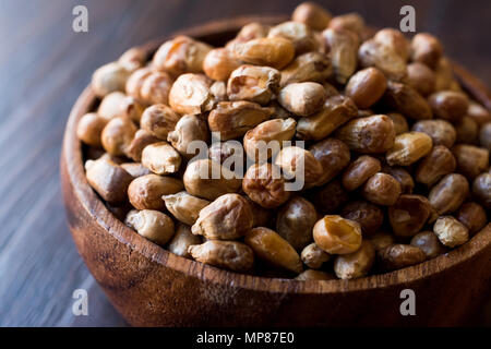 En-cas turc Kavurga / Semences de maïs frit dans bol en bois. L'alimentation biologique. Banque D'Images