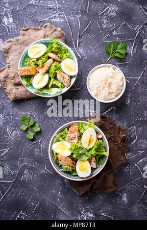 Salade césar avec poulet, oeufs et parmesan Banque D'Images