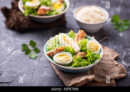 Salade césar avec poulet, oeufs et parmesan Banque D'Images