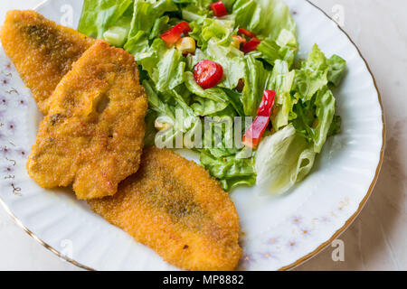 Poisson frit croustillant de Sardine Salade de fruits de mer avec plaque / Sardalya. L'alimentation biologique. Banque D'Images