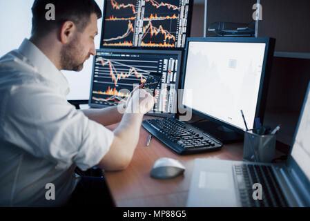 Courtier en shirt travaille dans une salle de surveillance avec des écrans. Forex Trading Bourse Finances Concept graphique. Les stocks d'affaires en ligne trading Banque D'Images