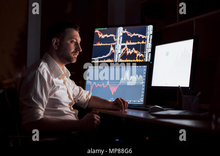 Courtier en shirt travaille dans une salle de surveillance avec des écrans. Forex Trading Bourse Finances Concept graphique. Les stocks d'affaires en ligne trading Banque D'Images
