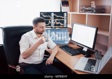 Courtier en shirt travaille dans une salle de surveillance avec des écrans. Forex Trading Bourse Finances Concept graphique. Les stocks d'affaires en ligne trading Banque D'Images