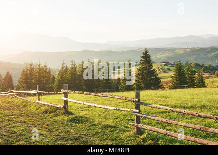 Les montagnes des Carpates. La photo a été prise dans les montagnes des Carpates. Beau ciel et vert clair de l'herbe, transmettre l'atmosphère des Carpates. Dans les Carpates, dans un très beau paysage Banque D'Images