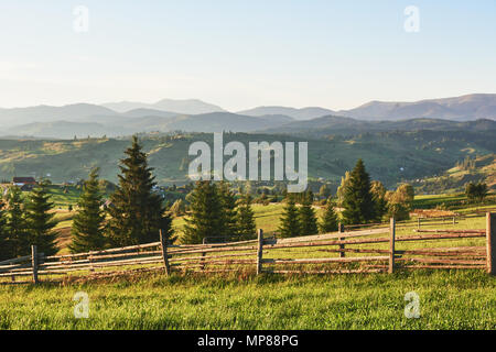 Les montagnes des Carpates. La photo a été prise dans les montagnes des Carpates. Beau ciel et vert clair de l'herbe, transmettre l'atmosphère des Carpates. Dans les Carpates, dans un très beau paysage Banque D'Images