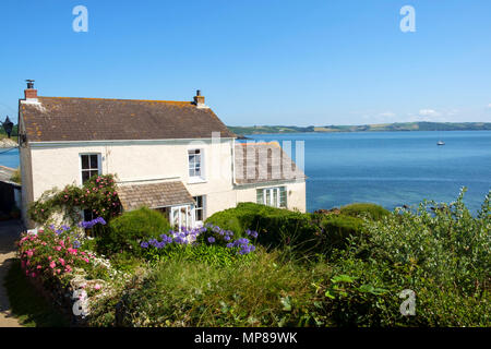 Un seaside cottage avec superbe vue sur la côte à Portscatho, Cornwall, UK sur un beau matin d'été. Portscatho est une station balnéaire familiale populaire destination de vacances. Banque D'Images