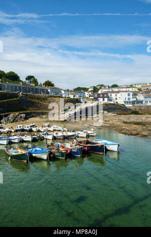 Les vacanciers profiter des eaux calmes du port et le littoral à Portscatho, Cornwall, UK sur un beau matin d'été. Portscatho est une station balnéaire familiale populaire destination de vacances. Banque D'Images