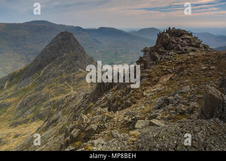 Tryfan, crête hérissée et l'Ogwen Valley depuis le sommet de Glyder Fach, Parc National de Snowdonia, Pays de Galles Banque D'Images