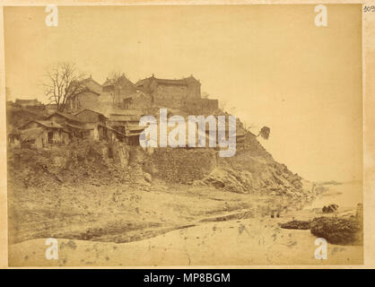 Jiguanshi 719 Village. De petites maisons regroupées sous un temple avec des murailles qui l'extrémité du toit et des décorations. Le temple date de la dynastie Ming (1368-1644). La province du Hubei, Chine, 1874 BNM2099 Banque D'Images