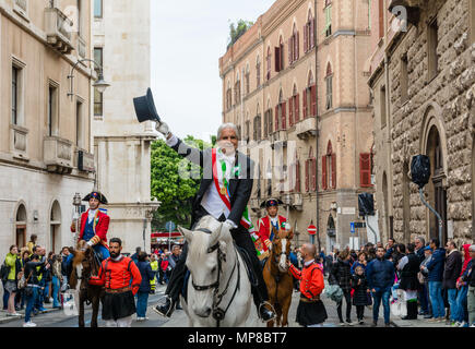 CAGLIARI, Italie - 1 mai 2018 : La célèbre fête de Sant'Efisio en Sardaigne. le maire de Cagliari ouvre la procession religieuse Banque D'Images