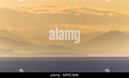 Silhouettes de hills sur vue mer en baie, sur la péninsule du Péloponnèse en Grèce Banque D'Images